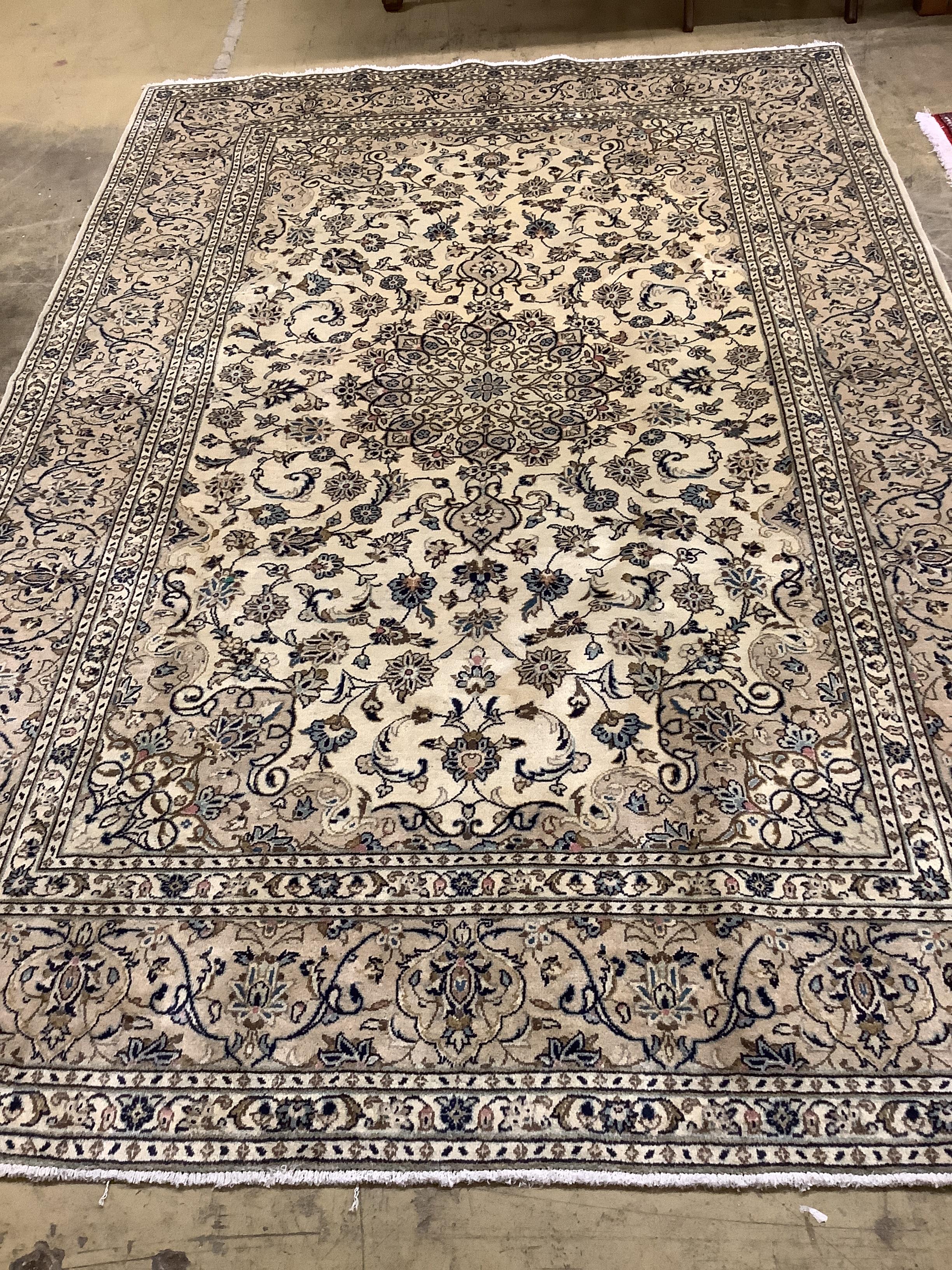 A fine Kashan ivory ground carpet, 291 x 195cm